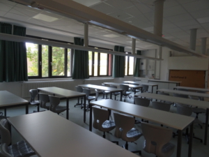 sauber, modern und zweckmässig eingerichtete Klassenräume 